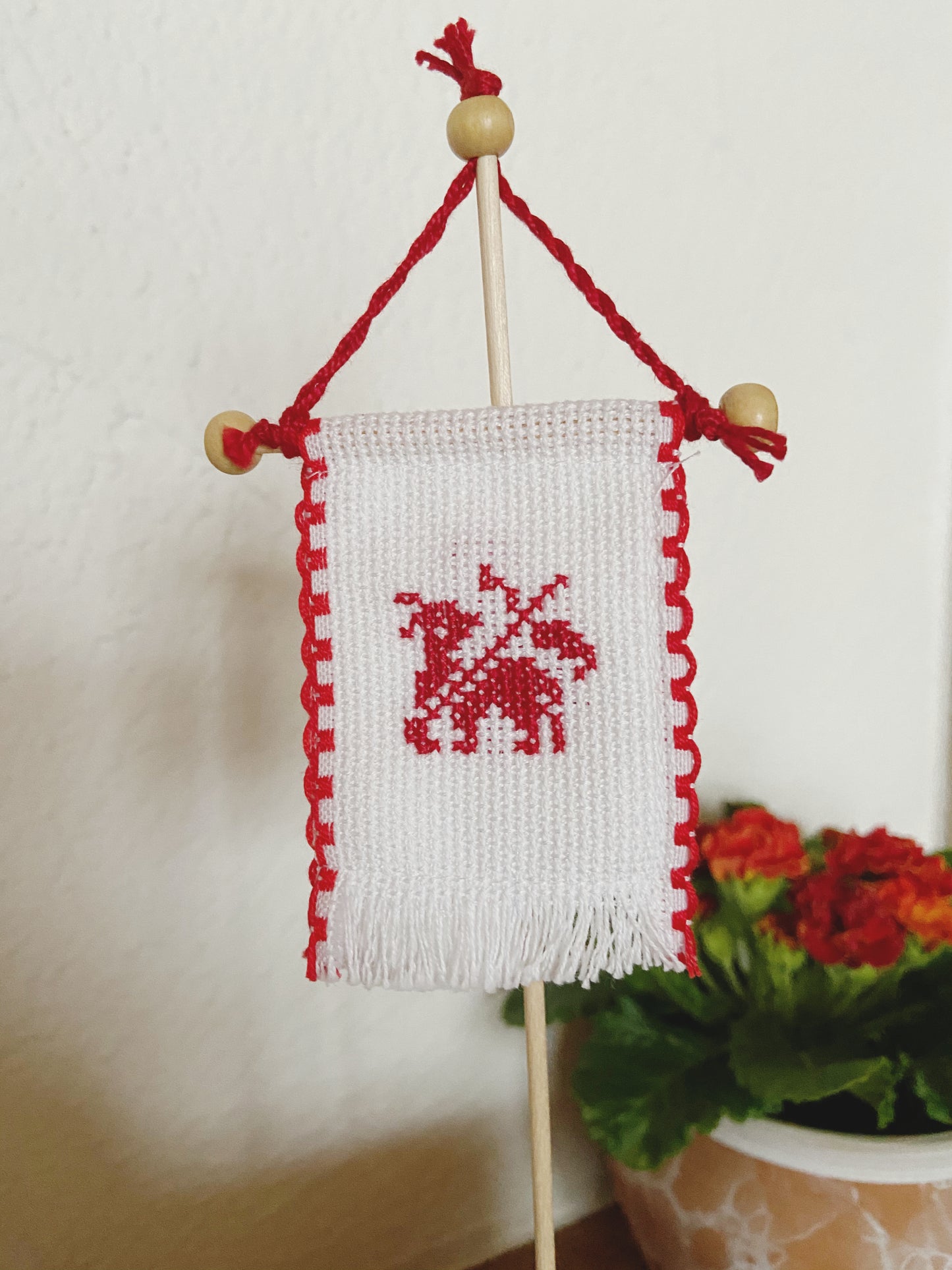 Rückseite des beidseitig handbestickten Osterfähnchens mit Schaf-Motiv.