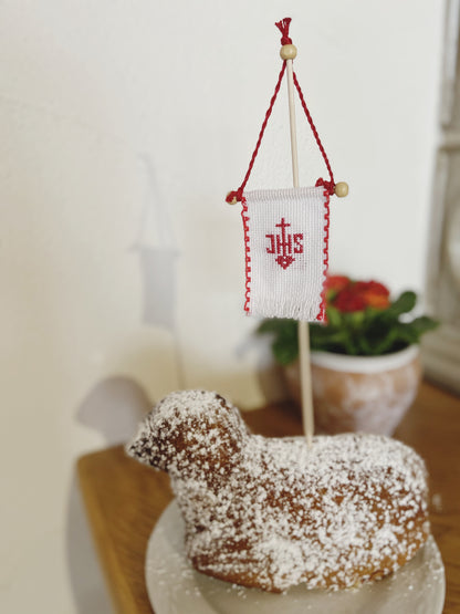 Beidseitig handbesticktes Osterfähnchen mit IHS-Motiv. Die Rückseite zeigt in allen Varianten ein Schaf-Motiv.