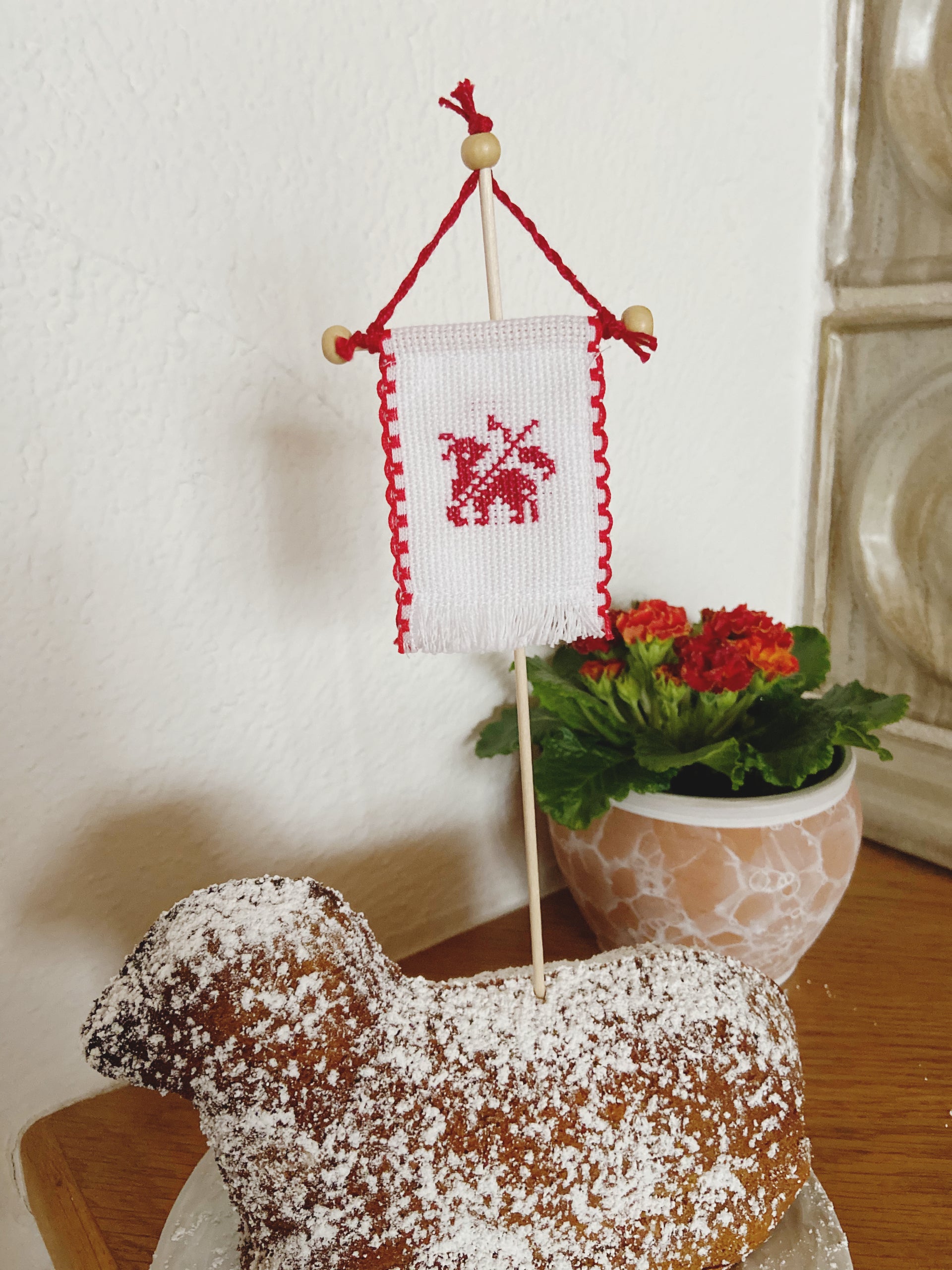 Rückseite des beidseitig handbestickten Osterfähnchens mit Schaf-Motiv.