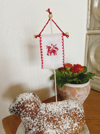 Rückseite des beidseitig handbestickten Osterfähnchens mit Schaf-Motiv.