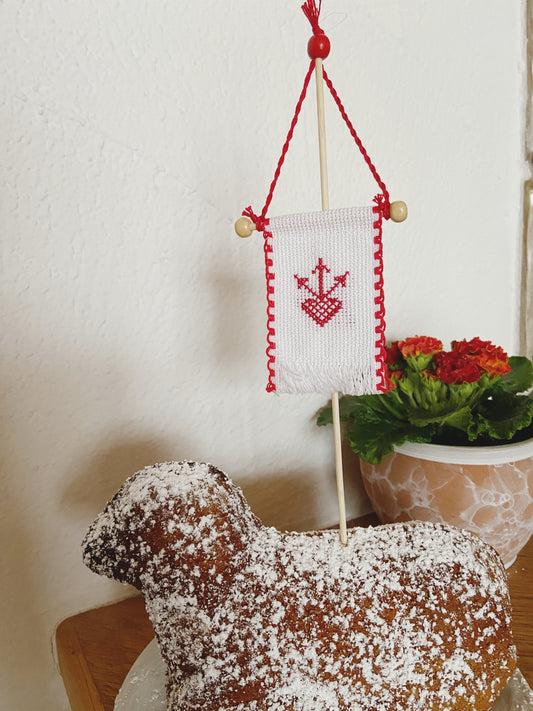 Beidseitig handbesticktes Osterfähnchen mit Herzmotiv. Die Rückseite zeigt in allen Varianten ein Schaf-Motiv.
